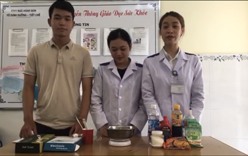 Sinh viên ngành Dinh dưỡng thực hành kiểm tra nồng độ muối trong thực phẩm 